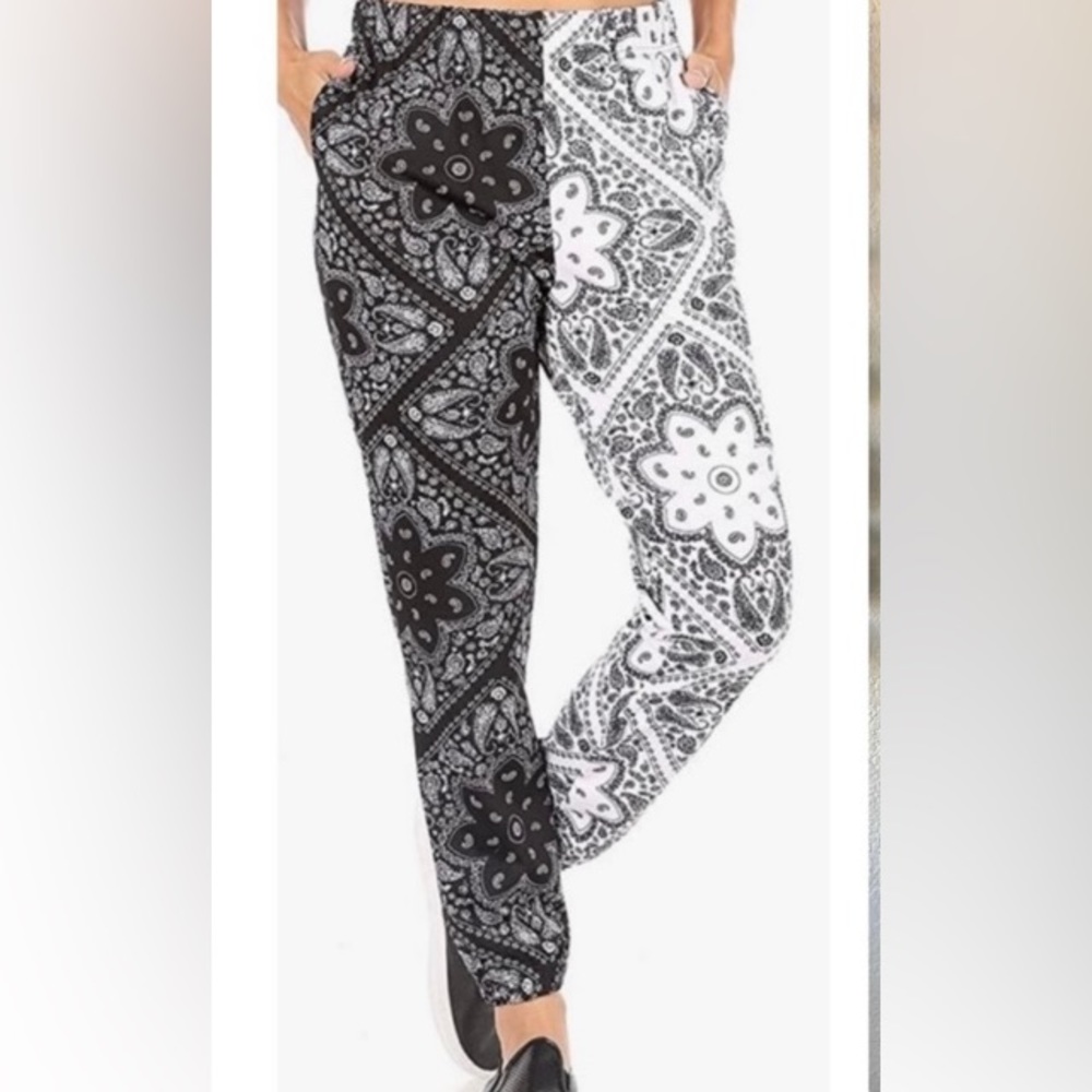 Shosho Size XL Black and White Colorblock Paisley Printed Joggers